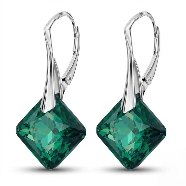 Srebrne kolczyki 925 z zielonymi kryształami Emerald. Geometryczne fasety podkreślają głęboką zieleń i chłodny połysk srebrnej oprawy.