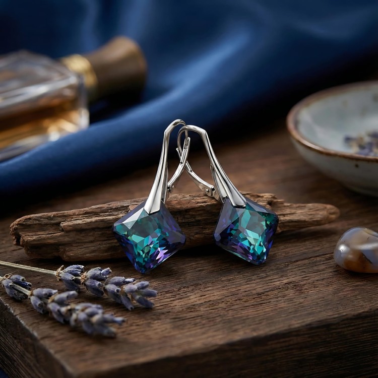 Kolczyki damskie ze srebra 925 z kryształami Bermuda Blue i angielskim zapięciem. Detal biżuterii do eleganckich stylizacji.