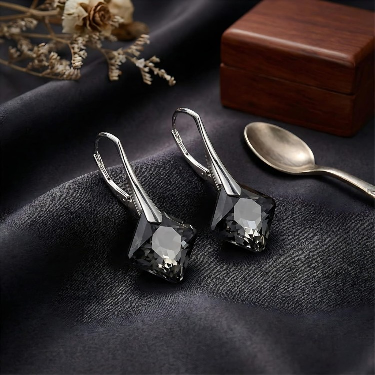 Kolczyki damskie ze srebra 925 z kryształami Silver Night i angielskim zapięciem. Detal biżuterii pasującej do eleganckich stylizacji.
