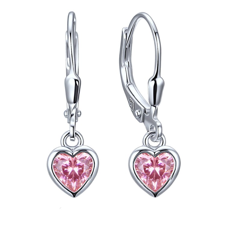 Srebrne kolczyki 925 serca z różowymi cyrkoniami. Na zdjęciu widoczny jest pełny model oraz jego charakterystyczny motyw, który nadaje biżuterii rozpoznawalny wygląd.