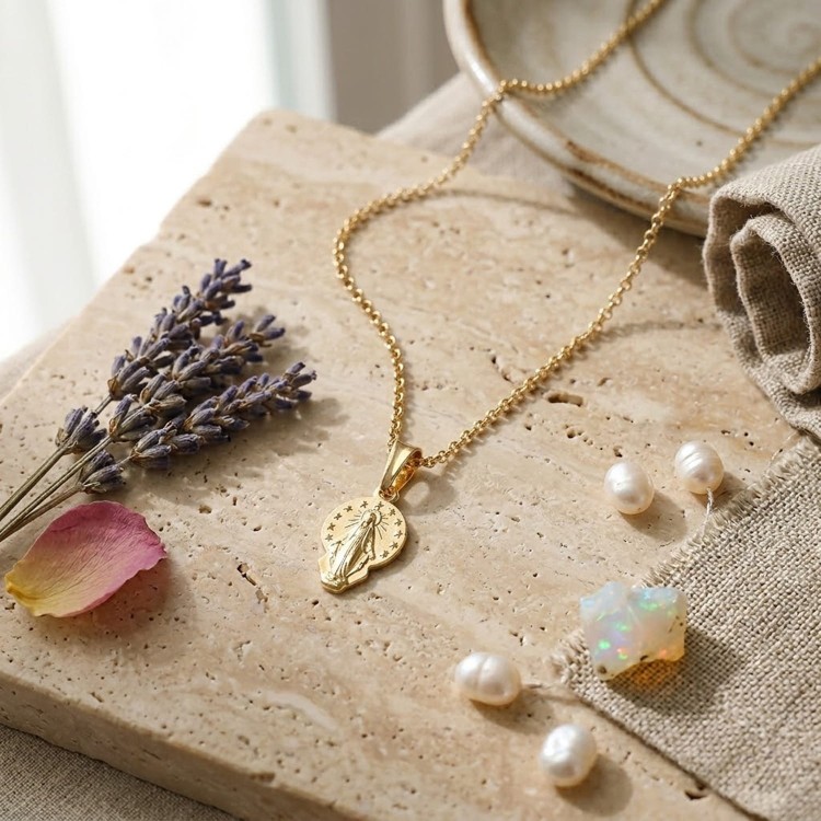 Pozłacany Medalik z Matką Boską