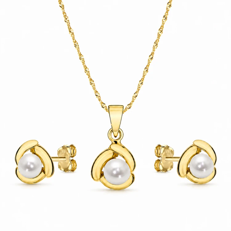 Złoty komplet 585 z naturalnymi perłami słodkowodnymi — kolczyki, zawieszka i łańcuszek Singapur na białym tle